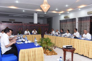 Photo Caption: President Jokowi leads a limited meeting on the acceleration of implementation of the maritime fulcrum vision on Saturday (20/8), at Inna Parapat Hotel, North Sumatra