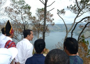 Photo caption: President Jokowi on Monday (22/8) visits a location in Parulohan Village, Humbang Hasundutan Regency to be designated as a new tourist destination near Lake Toba. (Photo by: Kris/ Bureau of Press and Media)