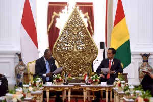 Presiden Jokowi melakukan pembicaraan bilateral dengan Presiden Guinea Alpha Condé, di Istana Merdeka, Jakarta, Rabu (3/8) siang. (Foto: OJI/Humas)