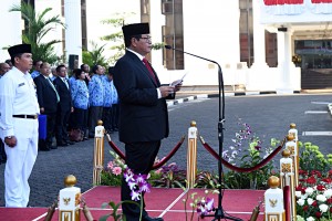 Seskab Pramono Anung saat memimpin upacara peringatan kemerdekaan ke-71 RI di Lingkungan Kemensetneg dan Setkab, Jakarta (17/8). (Foto: Humas/Rahmat)
