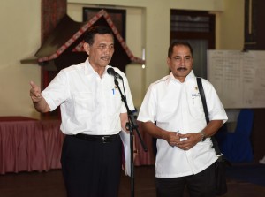 Menko Kemaritiman Luhut B Pandjaitan dan Menpar Arief Yahya memberikan keterangan pers usai ratas, Sabtu (20/8) malam, di Inna Parapat, Simalungun, Sumut. (Foto: Humas/Anggun)