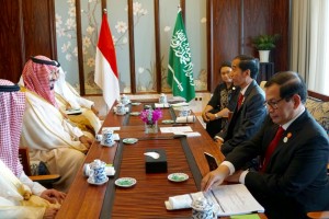 President Jokowi, accompanied by Cabinet Secretary and Foreign Affairs Minister, meets with PrinceMohammed bin Salman at Dahua Boutique Hotel, Hangzhou, Sunday (4/9). (Photo by: Public Relations Division/Dindha)