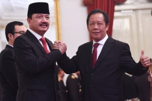 Kepala BIN Budi Gunawan menerima ucapan selamat dari pendahulunya Sutiyoso usai pelantikan, Jumat (9/9), di Istana Merdeka, Jakarta. (Foto: Humas/Jay)