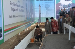 Presiden Jokowi meletakkan batu pertama pembangunan Masjid Jami' di Ponpes Gontor, Ponorogo, Jatim, Senin (19/9) siang. (Foto: OJI/Humas)