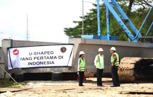 Presiden Jokowi berbincang dengan Dirut PT Adhi Karya Budi Harto disaksikan Menteri BUMN, saat meninjau pembangunan proyek LRT, di Cibubur, Jakarta, Jumat (30/9) pagi. (Foto: Rahmat/Humas)