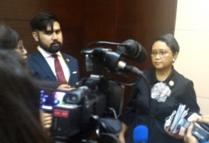Menlu Retno Marsudi memberikan keterangan kepada wartawan, Kamis (8/9), di NCC, Vientiane, Laos. (Foto: Humas/Edi N)