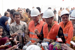 Presiden menjawab pertanyaan wartawan usai peresmian Terminal 1 Petikemas Kalibaru, Selasa (13/9) pagi. (Foto: Humas/Oji)