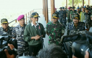Presiden Jokowi menjawab wartawan usai menyaksikan pendaratan Korps Marinir Armada Jaya TNI AL ke 34, di Baluran, Situbondo, Jatim, Kamis (15/9) pagi. (Foto: JAY/Humas)