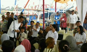 Presiden Jokowi berbincang-bincang dengan siswa SD, di TPI Karangantu, Serang, Minggu (11/9) sore. (Foto: Humas/Jay)