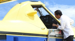 Presiden Jokowi melihat ke dalam pesawat Air Tractor yang akan mendistribusikan BBM ke Papua, di Yahukimo, Papua, Selasa (18/10) siang. (Foto: Rusman/Setpres)