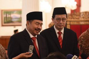 Kepala PPATK K.A. Badaruddin dan wakilnya Dian Ediana Rae menjawab wartawam usai pelantikan keduanya, di Istana Negara, Jakarta, Rabu (26/10) pagi. (Foto: Deny S/Humas)