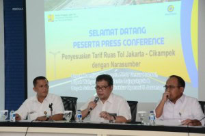 Anggota BPJT Koentjahjo mengumumkan kenaikan tarif tol ruas Jakarta - CIkampek, di Jakarta, Senin (17/10)