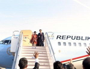 Presiden Joko Widodo dan Ibu Negara Iriana meninggalkan tanah air dengan menggunakan pesawat kepresidenan. (Foto: Humas/Dhany)