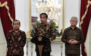 Presiden Joko Widodo sampaikan ucapan duka cita di Istana Merdeka, Kamis (13/10) malam. (Foto: BPMI Setpres/Intan)