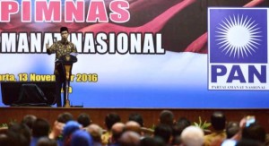 Presiden Jokowi saat hadir dalam acara Silaturahim Peserta Rapimnas PAN, di Hotel Bidakara, Jakarta, Minggu (13/11) siang. (Foto: BPMI/Setpres)