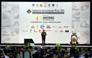 Presiden Jokowi saat membuka Indonesia Infrastructure Week dan Konstruksi Indonesia Tahun 2016, di Plenary Hall, Jakarta Convention (JCC), Jakarta, Rabu (9/11) siang. (Foto: Humas/Jay)