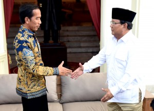 Presiden Jokowi dan Prabowo Subianto melakukan pembicaraan di Beranda Istana Merdeka (Veranda Talk) Kamis (17/11). (Foto: Humas/Deni)