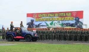 Presiden Jokowi melakukan inspeksi kepada prajurit Paskhas, di Mako Korps Paskhas, Bandung, Jabar, Selasa (15/11) pagi. (Foto: Jay/Humas)