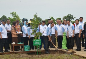 Presiden Jokowi mengawali aksi Penanaman Pohon Serentak, di Desa Tasikharjo, Kecamatan Jenu, Kabupaten Tuban, Jawa Timur, Senin (28/11) siang. (Foto: OJI/Humas)
