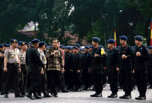 Presiden saat memberikan pengarahan kepada Pasukan Brimob, di Lapangan Markas Korps Brimob, Cimanggis, Depok, Jumat (12/11) pagi.