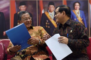 Menko Perekonomian Darmin Nasution dan Seskab Pramono Anung bercengkerama sesaat sebelum mengumumkan Paket Kebijkan XIV (10/11). (Foto: Humas/Jay)