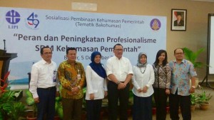 Sestama LIPI, Direktur Kemitraan Komunikasi Kominfo, Asdep Humas dan Protokol dalam acara Forum Tematik Bakohumas LIPI di Gedung Konservasi, Kebun Raya Bogor, Jawa Barat, Senin (5/12) pagi. (Foto: Humas/Edi)
