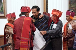 Presiden Jokowi bersama masyarakat adat, Jumat (30/12) pagi, di Istana Negara, Jakarta. (Foto: Humas/Jay)