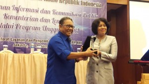 Dirut LPP RRI M. Rohanudin menyerahkan plakat kepada Dirjen Informasi dan Komunikasi Publik Kominfo, Niken Widiastuti, di Jakarta, Rabu (14/12) pagi. (Foto: Rahmi/Humas)