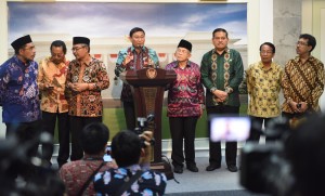 Para Pimpinan dan Ketua Alat Kelengkapan Dewan Perwakilan Daerah (DPD), di Istana Merdeka, Jakarta, Jumat (16/12) siang. (Foto: Humas/Jay)