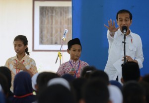 Presiden Jokowi berdialog dengan penerima KIP, di SMK Negeri 2 Pengasih, Kabupaten Kulonprogo, Jumat (27/1) siang. (Foto: Humas/Rahmat)