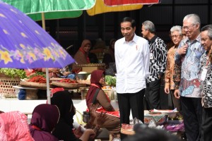 Presiden Jokowi berdialog dengan para pedagang, usai meresmikan Pasar Sambi, di Boyolali, Jateng, Senin (30/1) pagi. (Foto: Ozi/Humas)