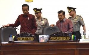 Presiden Jokowi dan Wakil Presiden Jusuf Kalla sesaat sebelum memimpin rapat terbatas, di Kantor Presiden, Jakarta, Selasa (10/1) sore. (Foto: JAY/Humas)