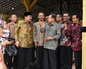 Wapres Jusuf Kalla berdialog dengan Gubernur Jatim dan pejabat setempat saat meninjau penggunaan Dana Desa, di Kab. Tulungagung, Jatim, Senin (16/1) siang. (Foto: Anggun/Humas)