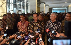Presiden Jokowi menjawab wartawan usai membuka Rakernas Pembangunan Pertanian, di Hotel Bidakara, Jakarta, Kamis (5/1) pagi. (Foto: JAY/Humas)