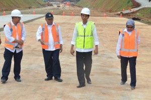 Presiden Jokowi didampingi Menteri PUPR meninjau pembangunan jalan tol Semarang - Batang, Senin (9/1) pagi. (Foto: Rahmat/Humas)