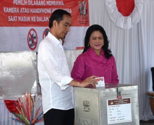 President Jokowi and Ibu Iriana Jokowi cast their votes in the Jakarta Runoff Election on Wednesday (19/4), at TPS IV Gambir. (Photo: BPMI)