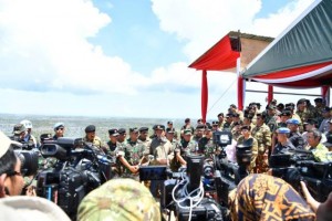 Presiden Jokowi saat menyampaikan kepada wartawan di Bukit Tanjung Datuk, Kepulauan Natuna, Kepulauan Riau, Jumat (19/5). (Foto: BPMI)