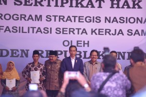 Presiden Jokowi saat serahkan sertifikat di Lapangan Rampal, Kesatrian, Blimbing, Kota Malang, Jawa Timur, Rabu (24/5). (Foto: Humas/Anggun).