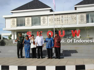 Presiden Jokowi bersama Ibu Negara Iriana, Menteri PUPR, Panglima TNI, dan Gubernur Papua berfoto bersama di depan PLBN Skouw, Jayapura, Selasa (9/5) siang. (Foto: Anggun/Humas)