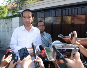 Presiden Jokowi memberikan keterangan di depan kediamannya Kelurahan Sumber, Kecamatan Banjarsari, Solo, Jawa Tengah, Kamis (25/5).
