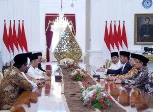 Presiden Jokowi menerima perwakilan Gerakan Nasional Pengawal Fatwa Majelis Ulama Indonesia (GNPF MUI) di Istana Merdeka, Jakarta, Minggu (25/6) sore. (Foto: BPMI)