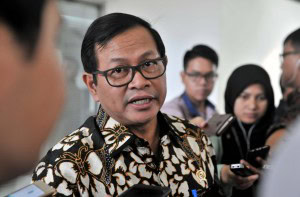 Seskab, Pramono ANung, menjawab pertanyaan wartawan usai Rapat Terbatas di Kantor Presiden, Jakarta, Selasa (20/6) sore. (Foto: Humas/Oji)