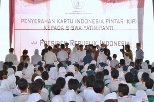 Presiden Jokowi menyerahkan KIP secara simbolis kepada perwakilan siswa, di SMUN 2 Purwokerto, Jateng, Jumat (16/6) pagi. (Foto: OJI/Humas)