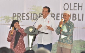 Presiden Jokowi saat memberikan sambutan pada penyerahan sertifikat hak atas tanah di Balaikota Tasikmalaya, Kota Tasikmalaya, Jawa Barat, Jumat (9/6). (Foto: Humas/Jay)