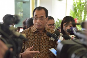Menhub, Budi Karya Sumadi menjawab pertanyaan wartawan usai Rapat Terbatas di Kantor Presiden, Jakarta, Selasa (18/7). (Foto: Humas/Jay)