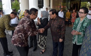 Deputi DKK Seskab Yuli Harsono bersalaman dengan Seskab Pramono Anung, pada halal bihalal di halaman kantor Kemensetneg, Jakarta, Senin (3/7). (Foto: Rahmat/Humas)