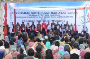 Presiden Jokowi saat menghadiri Penyerahan Sertifikat Hak Atas Tanah Program Strategis Nasional, Pembinaan, dan Fasilitasi, Serta Kerja sama Akses di Stadion Rumbai, Kota Pekanbaru, Riau, Minggu (23/7). (Foto: Humas/Oji)
