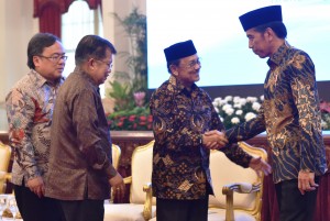 Presiden Jokowi disaksikan Wapres dan Menteri PPN/Kepala Bappenas menyalami mantan Presiden BJ. Habibie, usai peluncuran KNKS dan Pembukaan Silaknas IAEI, di Istana Negara, Jakarta, Kamis (27/7) siang. (Foto: Rahmat/Humas)