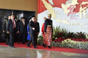 Presiden Jokowi menggunakan baju adat Bugis saat menghadiri Sidang Tahunan MPR, di Gedung Nusantara MPR/DPR/DPD, Jakarta, Rabu (16/8) pagi. (Foto: Rahmat/Humas)