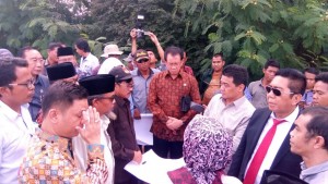 Pimpinan dan anggota Komisi II DPR bertemu warga dalam mediasi sengketa lahan Pelabuhan Bojonegara, di Serang, Banten, Senin (31/7) siang. (Foto: Dani K./Humas)